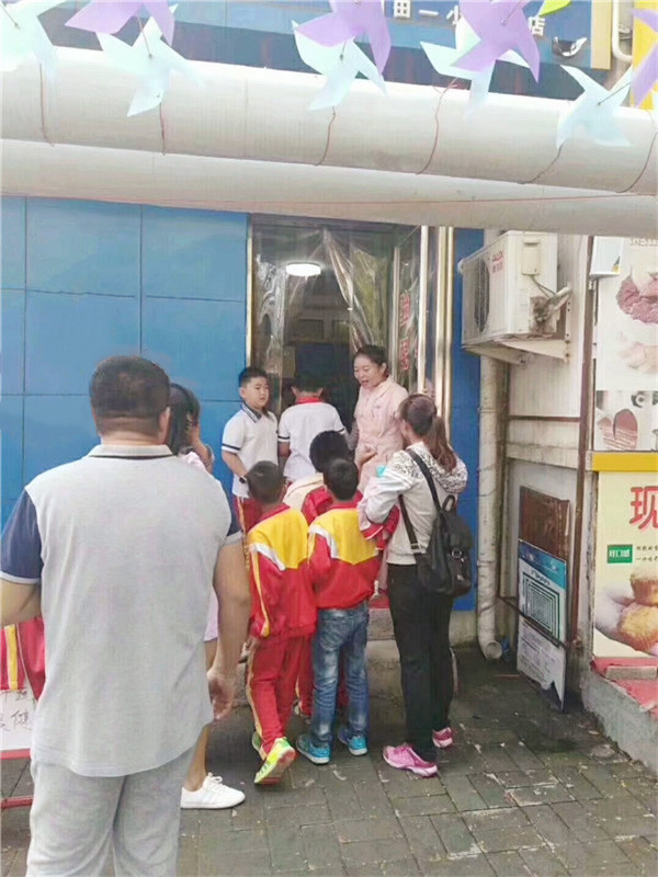 家長(zhǎng)帶著孩子進(jìn)店檢查視力，十分熱鬧