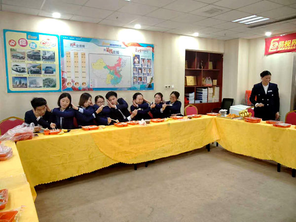 冬至游戲進(jìn)行中，小伙伴們都玩得十分開心