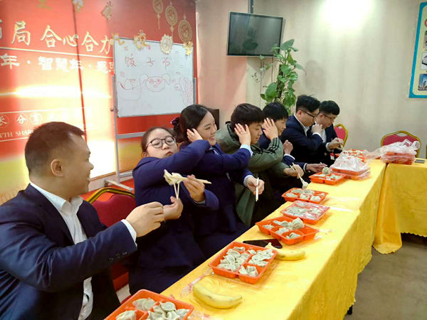 冬至游戲進(jìn)行中，小伙伴們都玩得十分開心