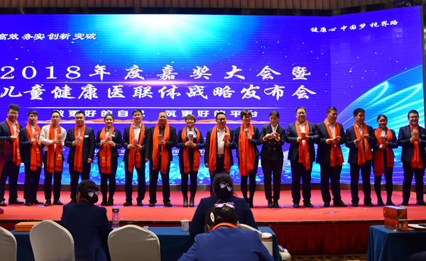 易視界表現優(yōu)秀的伙伴上臺領取現金獎勵