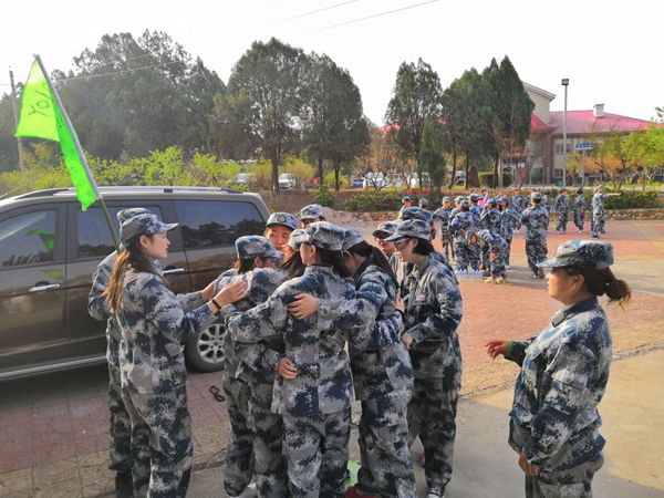 游戲環(huán)節(jié)中，大家齊心協(xié)作，群策群力