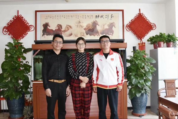 北京雙奧集團尤小龍總裁、中國著名戲歌雙棲明星、66國選美國際皇后王光姣與易視界陶總合影