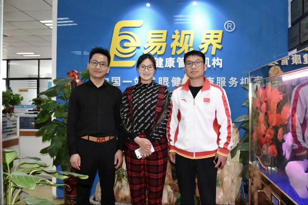 北京雙奧集團尤小龍總裁、中國著名戲歌雙棲明星、66國選美國際皇后王光姣與易視界陶總合影