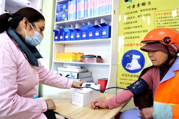 愛心聚焦！易視界300多副老花鏡暖了環(huán)衛(wèi)工人的心！