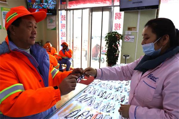 愛心聚焦！易視界300多副老花鏡暖了環(huán)衛(wèi)工人的心！
