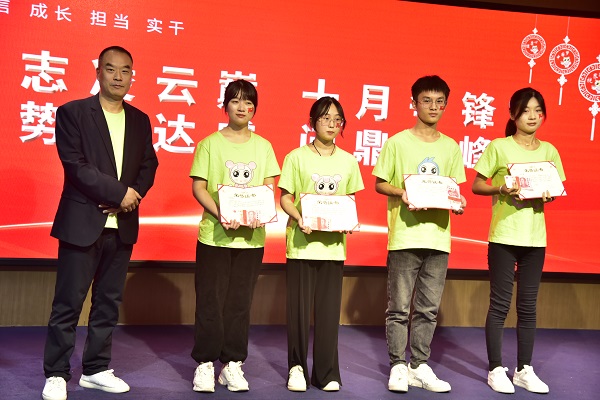 易視界9月服務(wù)之星獲得者上臺領(lǐng)獎(jiǎng)