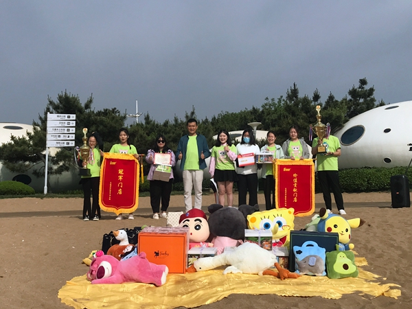 易視界5月表現(xiàn)優(yōu)秀的伙伴上臺領(lǐng)獎(jiǎng)
